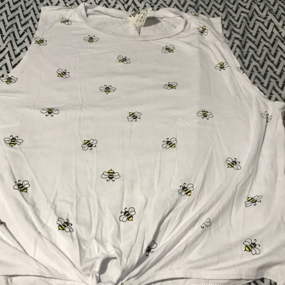 Cute bumblebee tee! 🐝